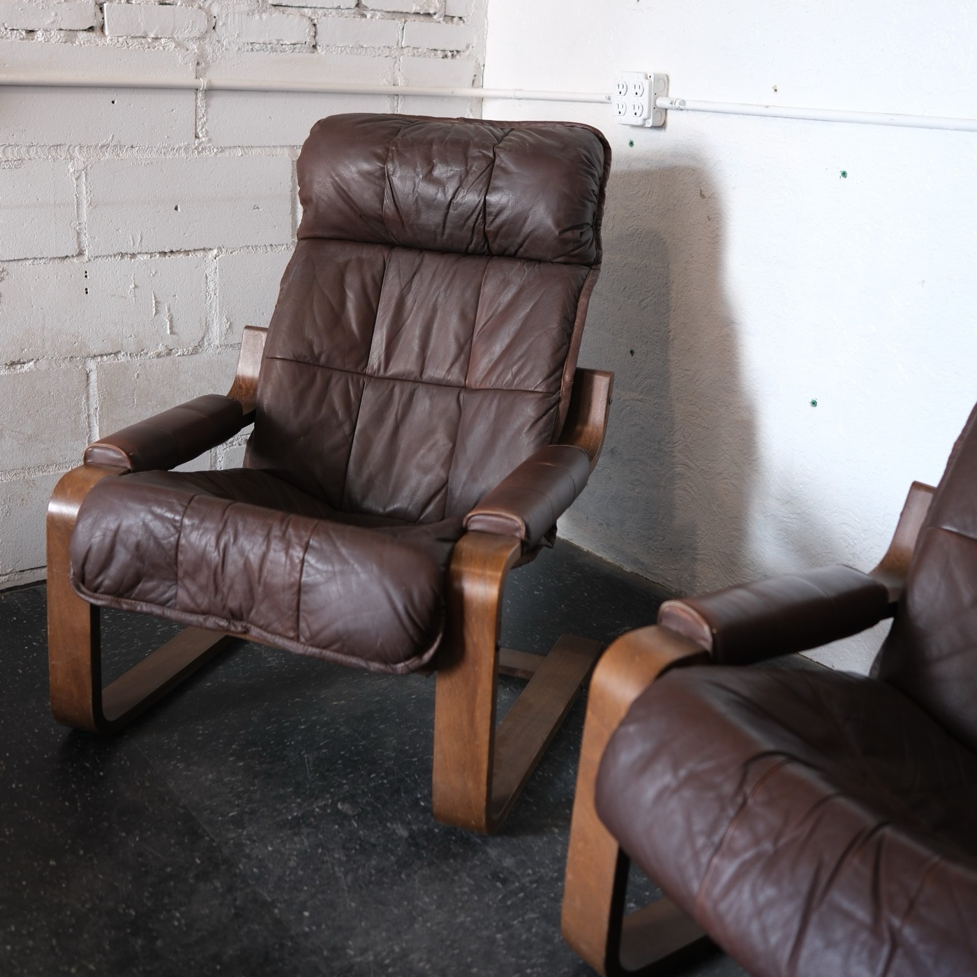 Cantilever lounge chairs, pair