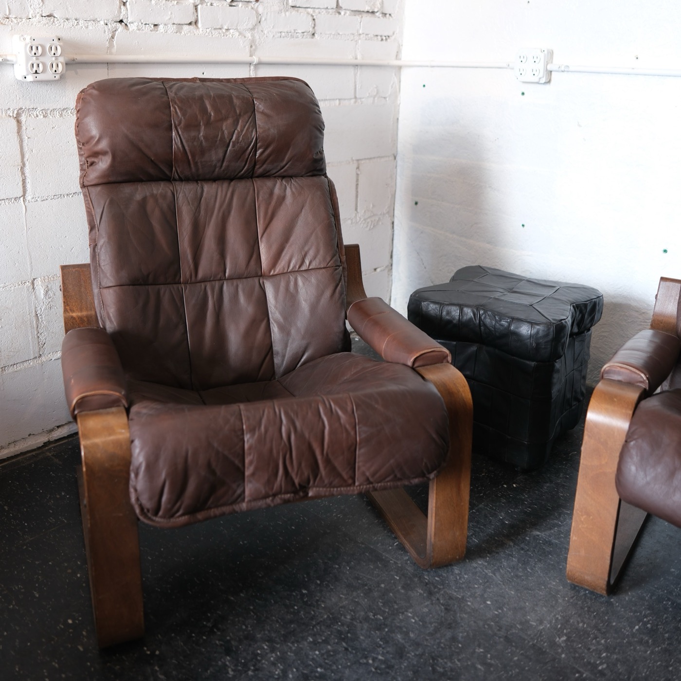 Cantilever lounge chairs, pair