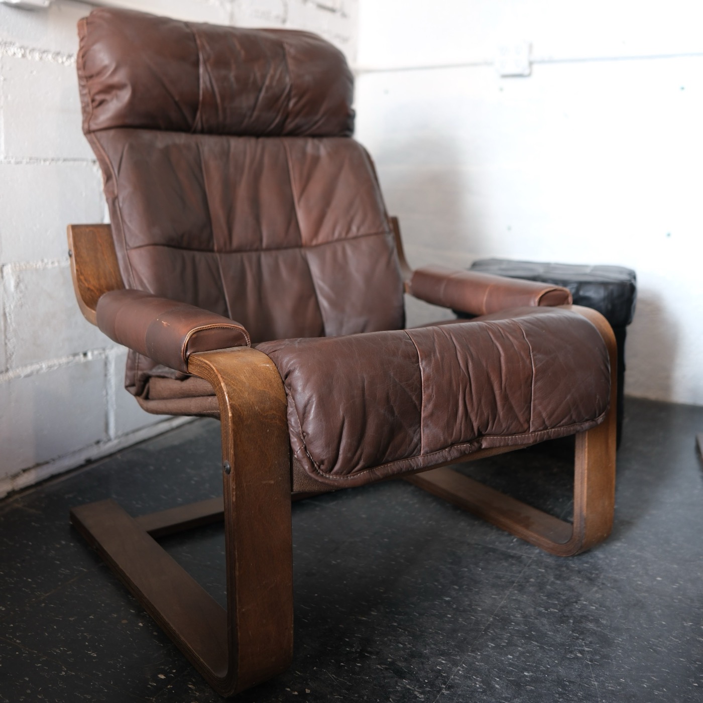 Cantilever lounge chairs, pair