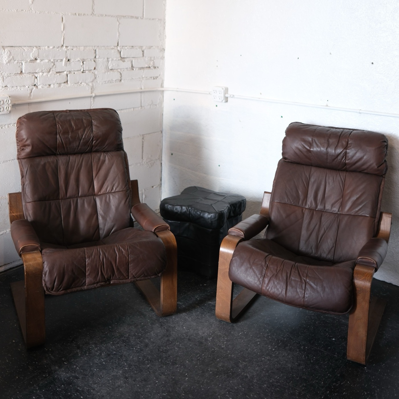 Cantilever lounge chairs, pair